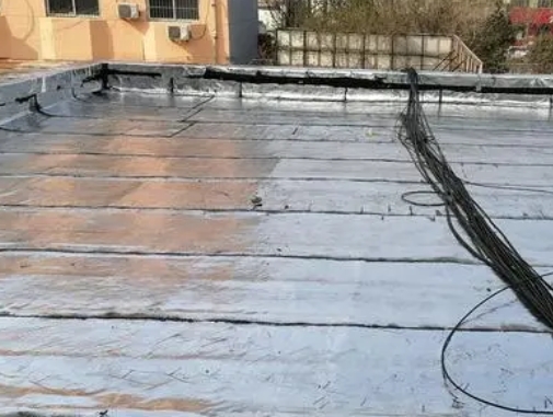 佳木斯市卫生间漏水维修公司分享下佳木斯市屋面楼顶防水刚性防水层施工要点。